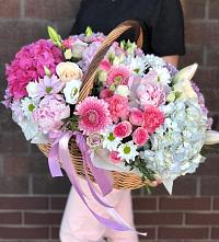 Композиция солнечный день в Селижарово Цветочная композиция из Розы, Хризантемы, Пионы и Лизиантусы в корзине в Селижарово