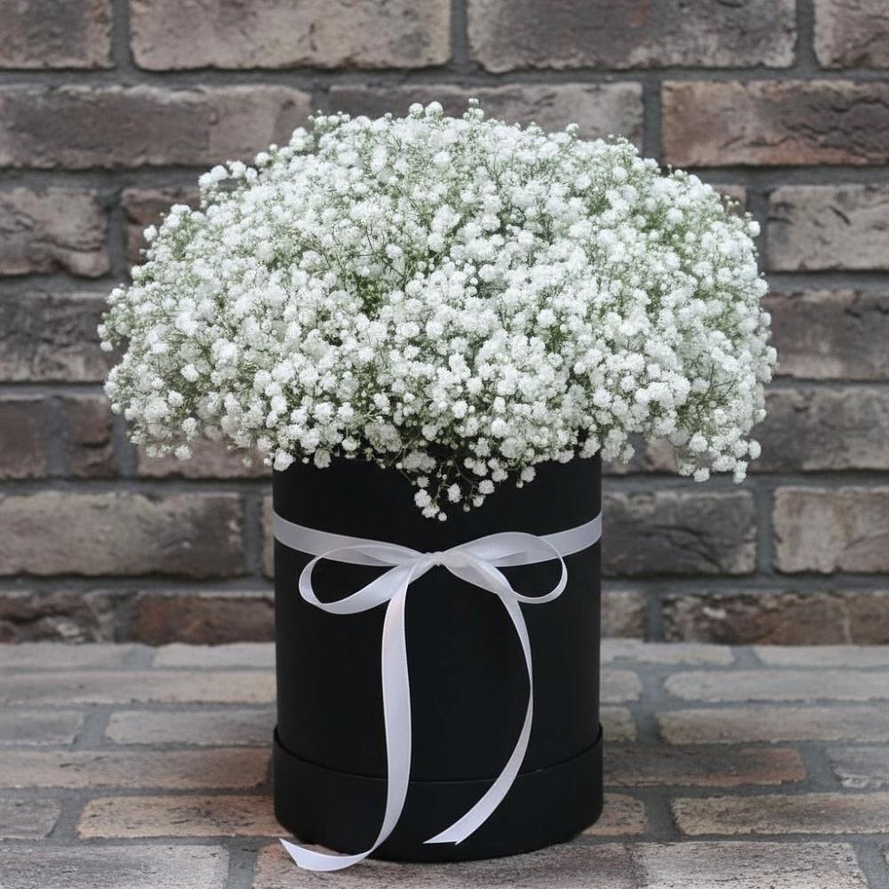 Цветочная композиция из Гипсофила в шляпной коробке в Селижарово