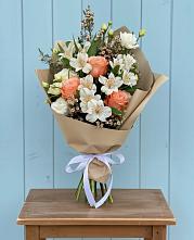 Букет цветов из:  Альстромерии, Лизиантусы, Розы и Хризантемы в Селижарово