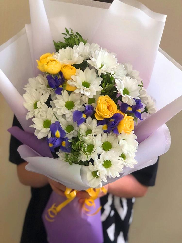Букет цветов из: Ирисы, Хризантемы и Розы в Селижарово