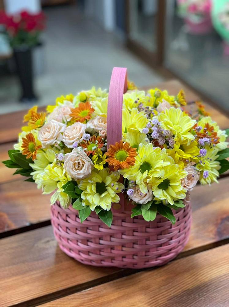 Цветочная композиция из Хризантемы и Розы в корзине в Селижарово