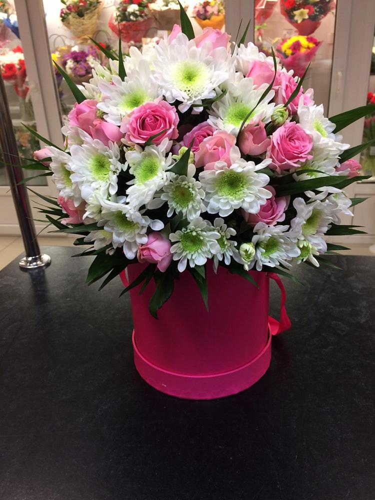 Цветочная композиция из Розы и Хризантемы в шляпной коробке в Селижарово