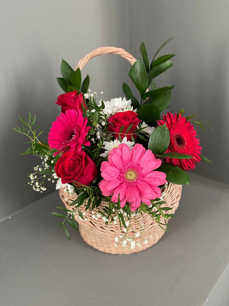 Цветочная композиция из Розы, Хризантемы и Герберы в корзине в Селижарово
