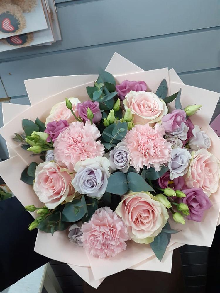 Букет цветов из: Розы, Гвоздики и Лизиантусы в Селижарово